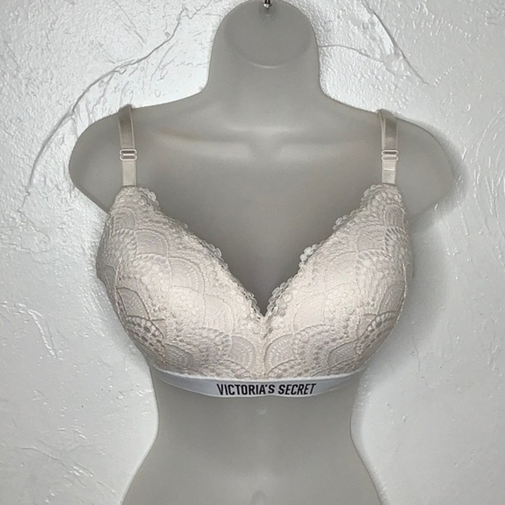 Victoria’s Secret lined non wire off white lace bra size 36 DD or 36E EUC